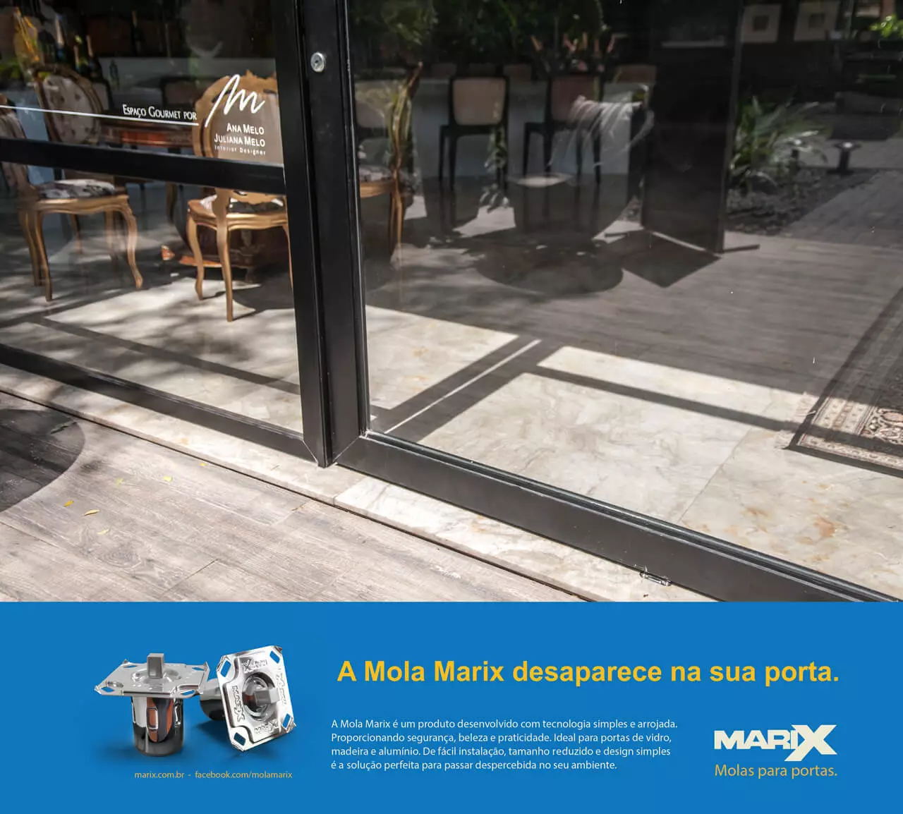 Marix floor mechanism installed on a pivot door