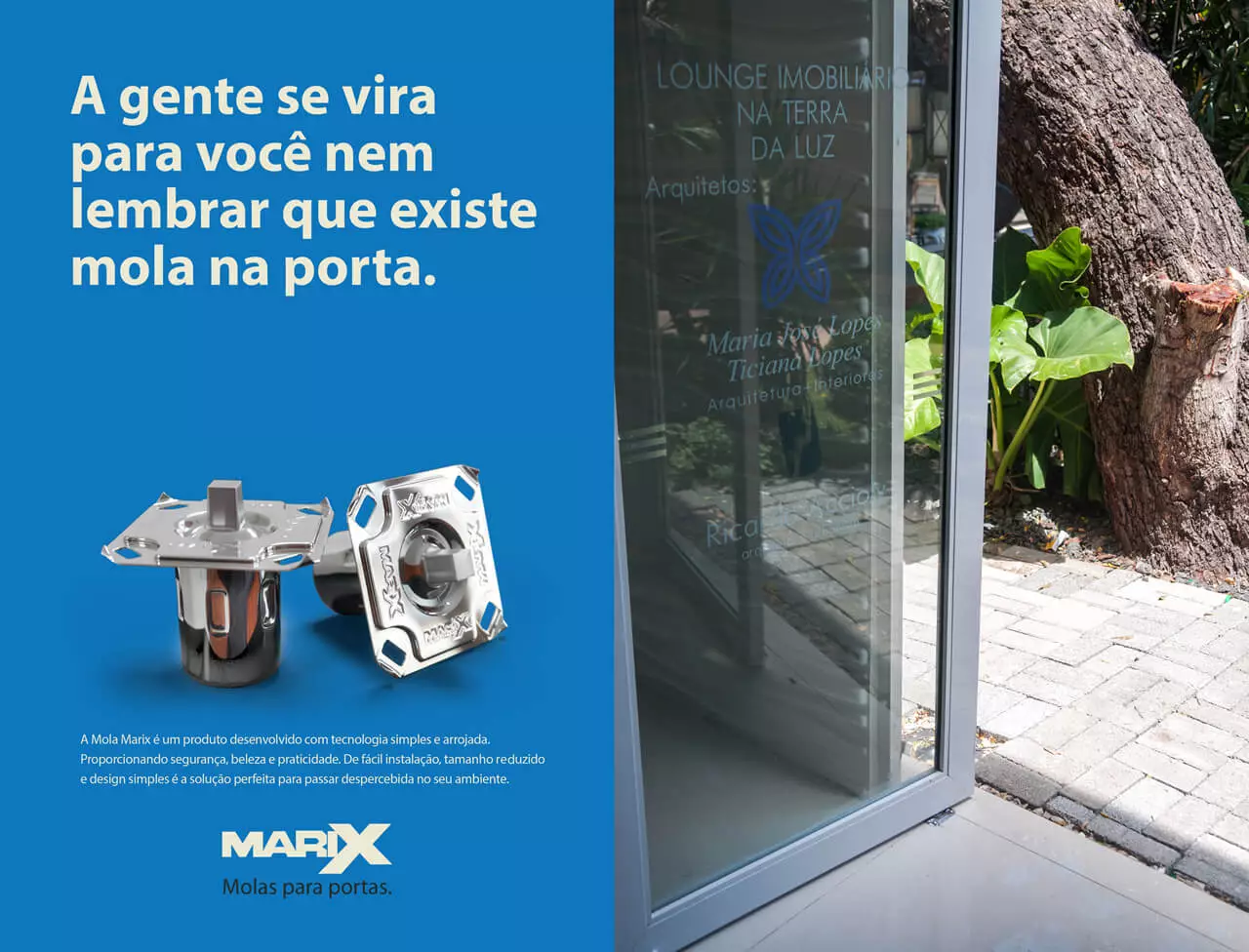 Cierrapuertas Marix instalado en una puerta de aluminio