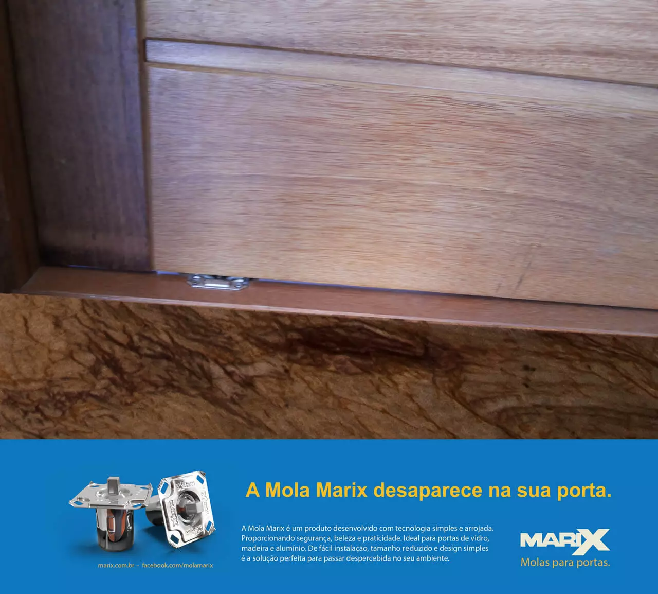 Bisagra de piso Marix instalado en una puerta de madera