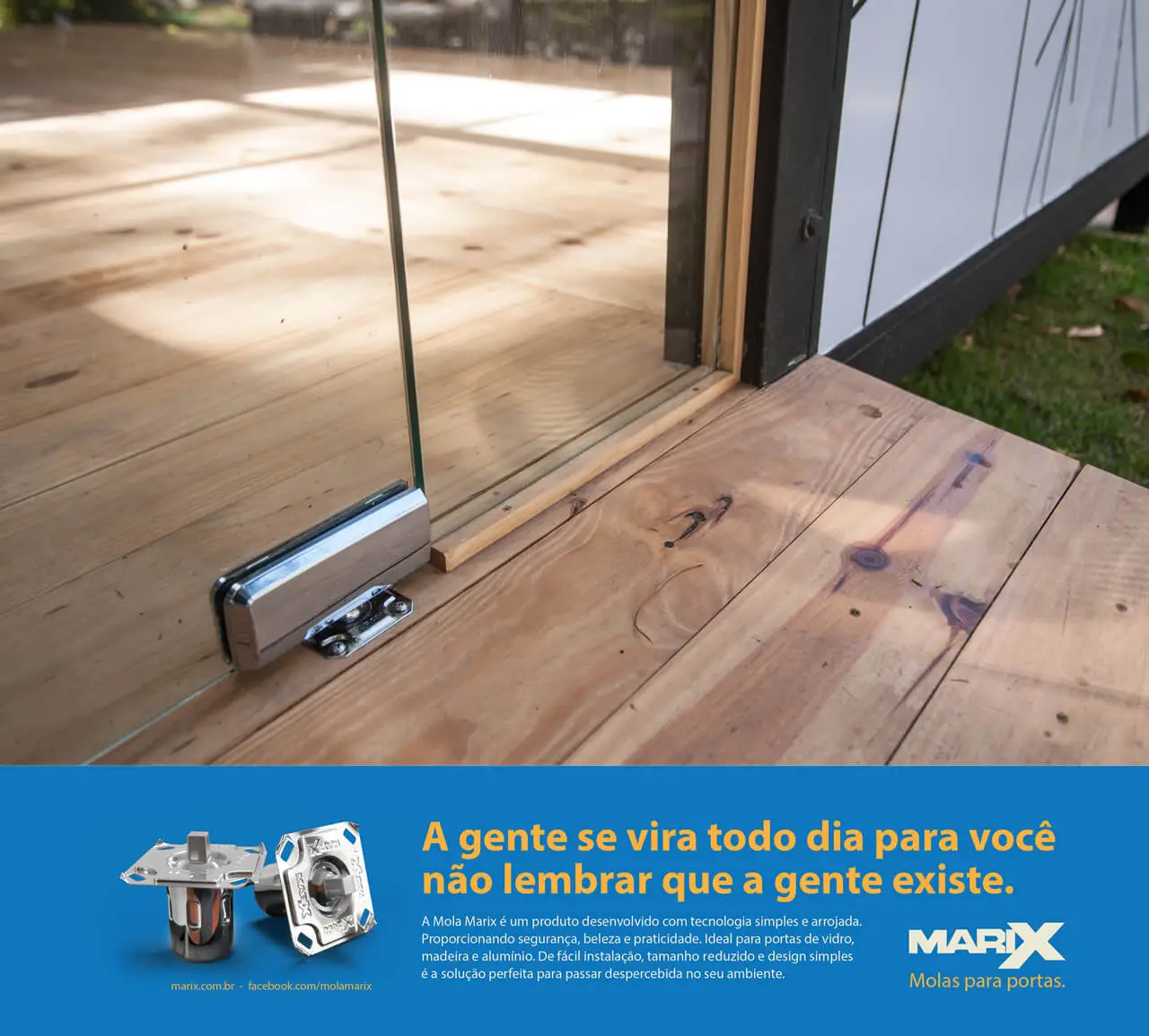 Bisagra de piso Marix instalado en una puerta de vidrio
